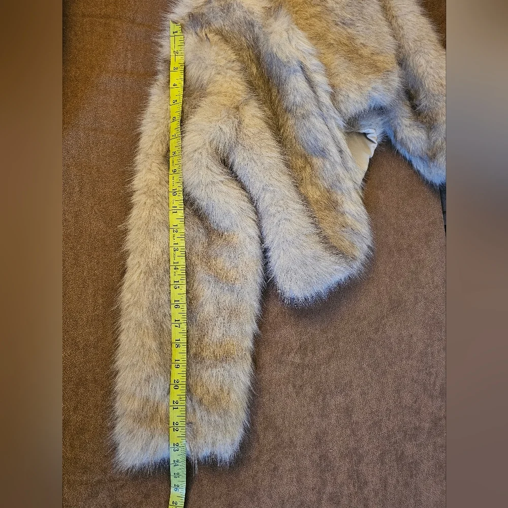 Elegant Faux Fur Jacket in Tan - Picture 6 of 8